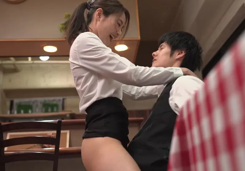 Cậu trai trẻ quan hệ cô đồng nghiệp có anh xã nhưng chồng yêu “yếu”