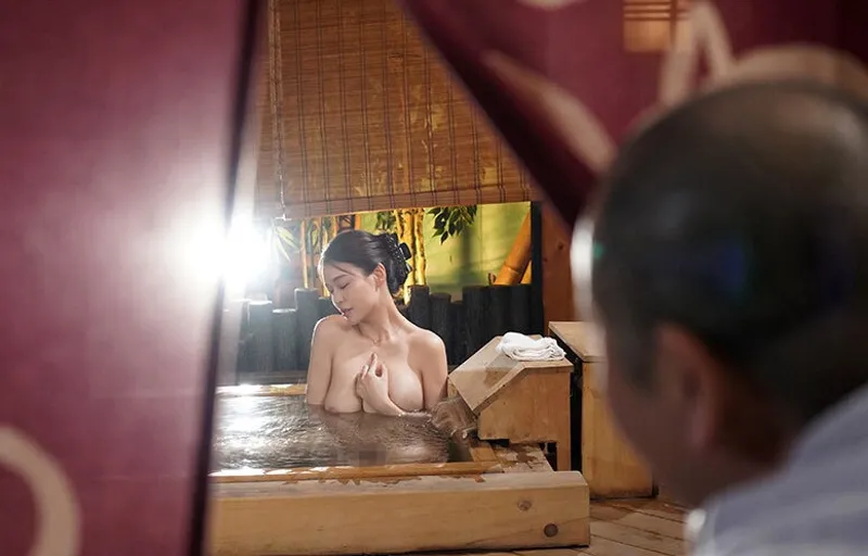 Bạn gái của con trai bị bố ông chồng nhìn trộm khi đang tắm rồi nện đến mang thai