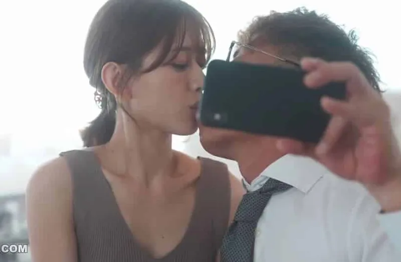 Thấy vợ hơi lạ, người chồng xem điện thoại bà xã và thấy cảnh địt với tiền bối của mình